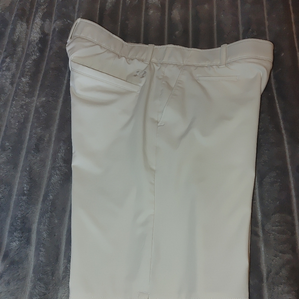 Under Armour White Bermuda Shorts Lightweight and Minimalist, Size 4 - Picture 8 of 10